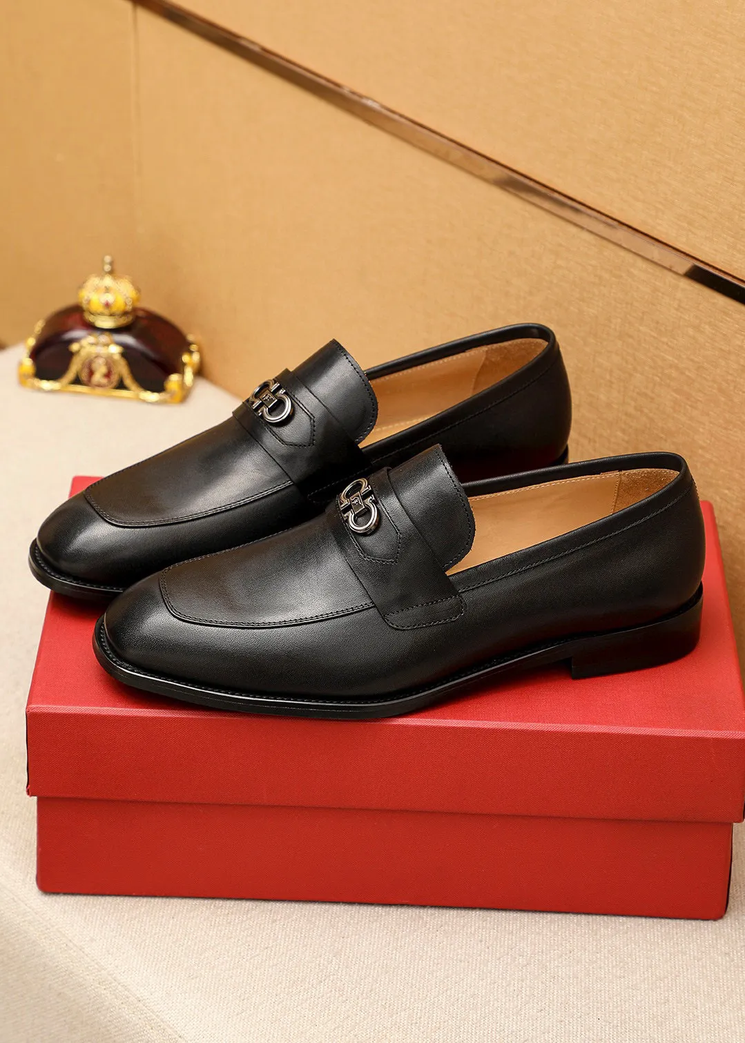 Men's shoes💰460💰 Product trademark: Ferragamo "Ferragamo" casual leather shoes Regular size: 38-44 (45🉑️customized) Product materials: Selected imported first-layer calfskin upper + luxury hardware buckle, imported water-dyed cow leather lining. Strong three-dimensional visual effect, original outsole color: 1⃣️color optional